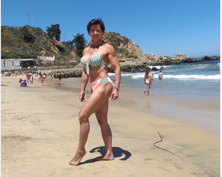 Mujer de 66 años cautiva con su espectacular cuerpo fitness